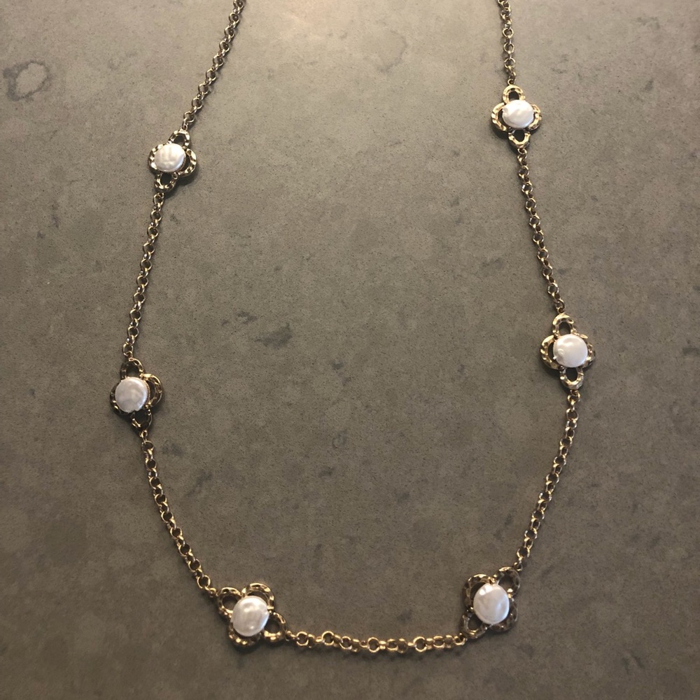 Gold and pearl necklace.